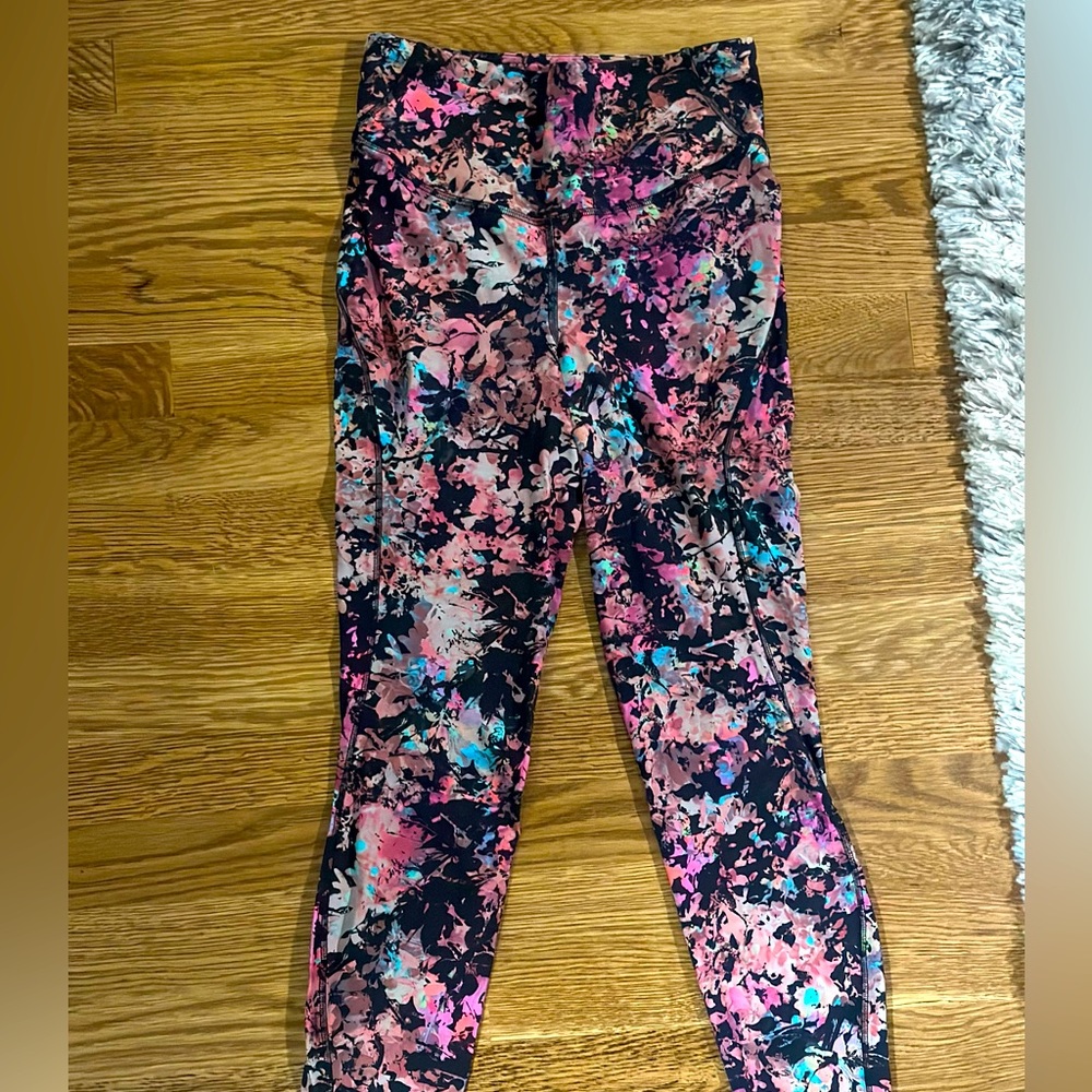 Lululemon size 6. Worn a handful of times and in great shape.